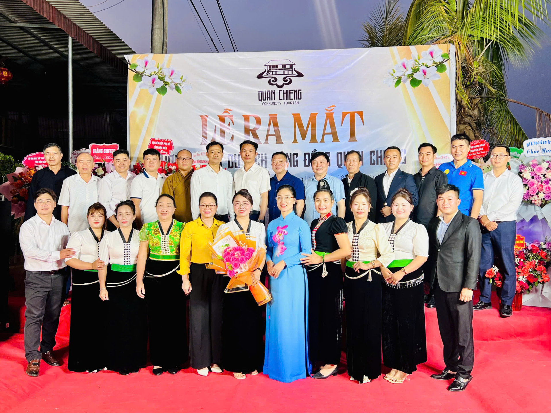  Bà Pờ Diệu Ninh, Ủy viên BCH Đảng bộ tỉnh, Phó Chủ tịch Ủy ban Mặt trận Tổ quốc Việt Nam tỉnh, Chủ tịch Hội LHPN tỉnh Điện Biên (áo dài xanh) chụp ảnh với các thành viên HTX Du lịch cộng đồng Quan Chiêng tại Lễ ra mắt.