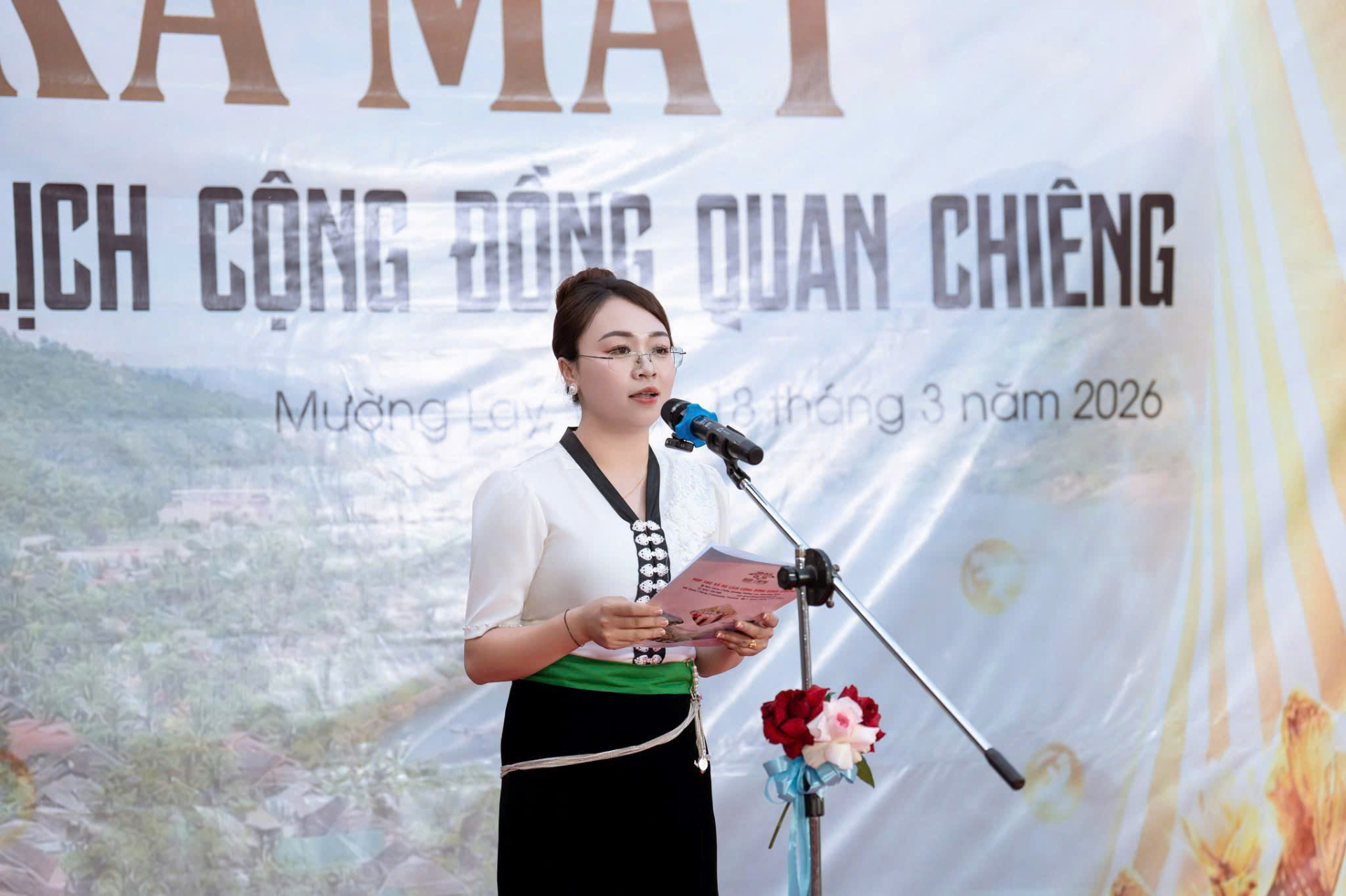 Chị Lù Thị Toản, Chủ tịch HĐQT HTX Du lịch cộng đồng Quan Chiêng phát biểu tại Lễ ra mắt.
