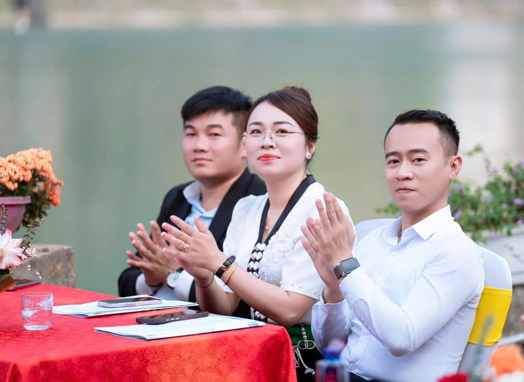Chủ tịch HĐQT HTX Du lịch cộng đồng Quan Chiêng (giữa)