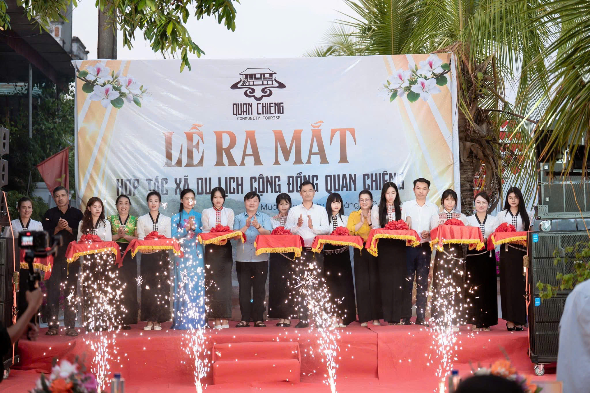 Cắt băng khai trương ra mắt HTX Du lịch cộng đồng Quan Chiêng.