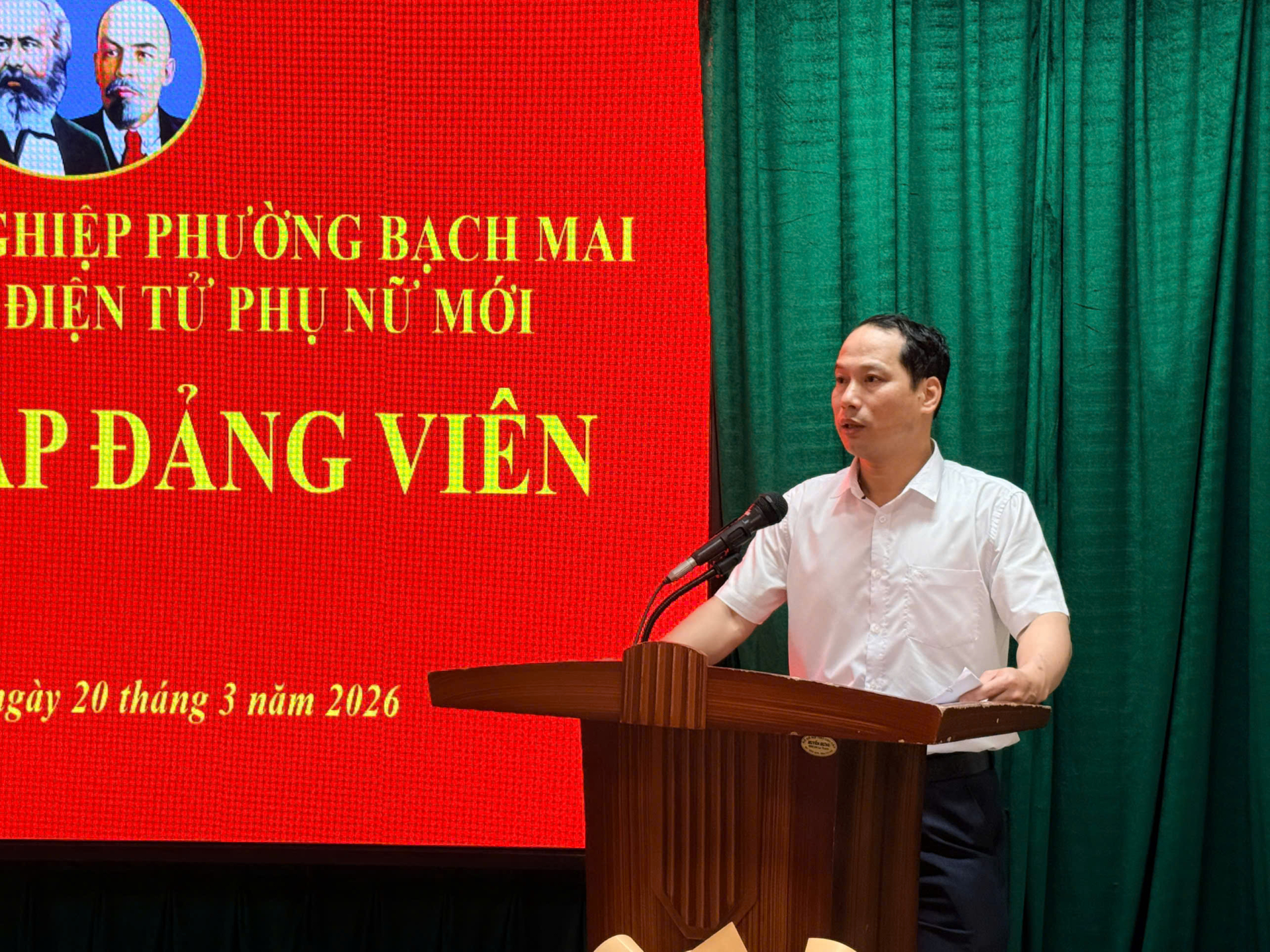 Đồng chí Nguyễn Tiến Toàn, Đảng uỷ viên, Bí thư Đảng uỷ Doanh nghiệp phường Bạch Mai phát biểu chỉ đạo.