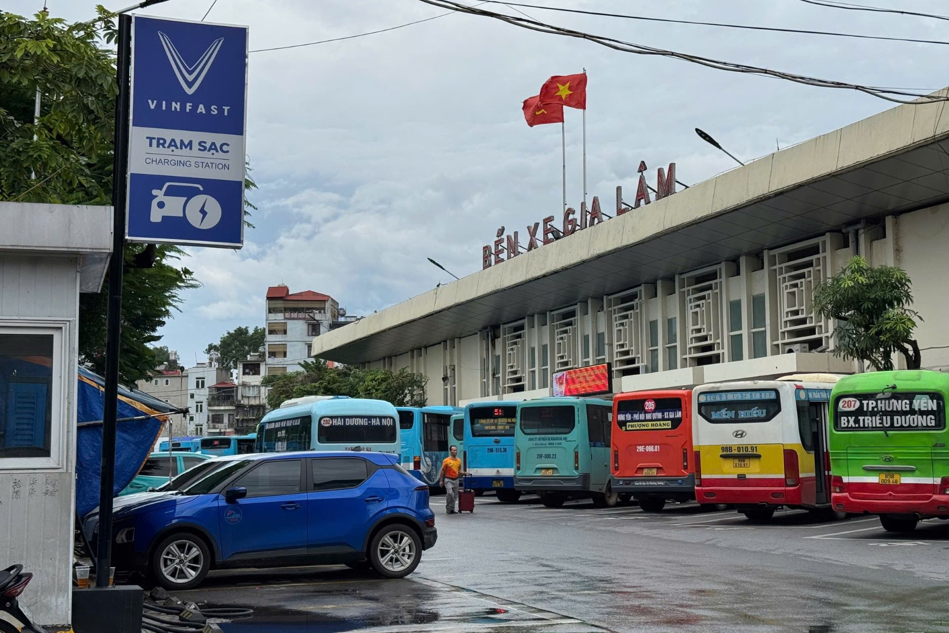 Mô hình trạm sạc tích hợp tại bến xe tạo thuận lợi cho tài xế dịch vụ