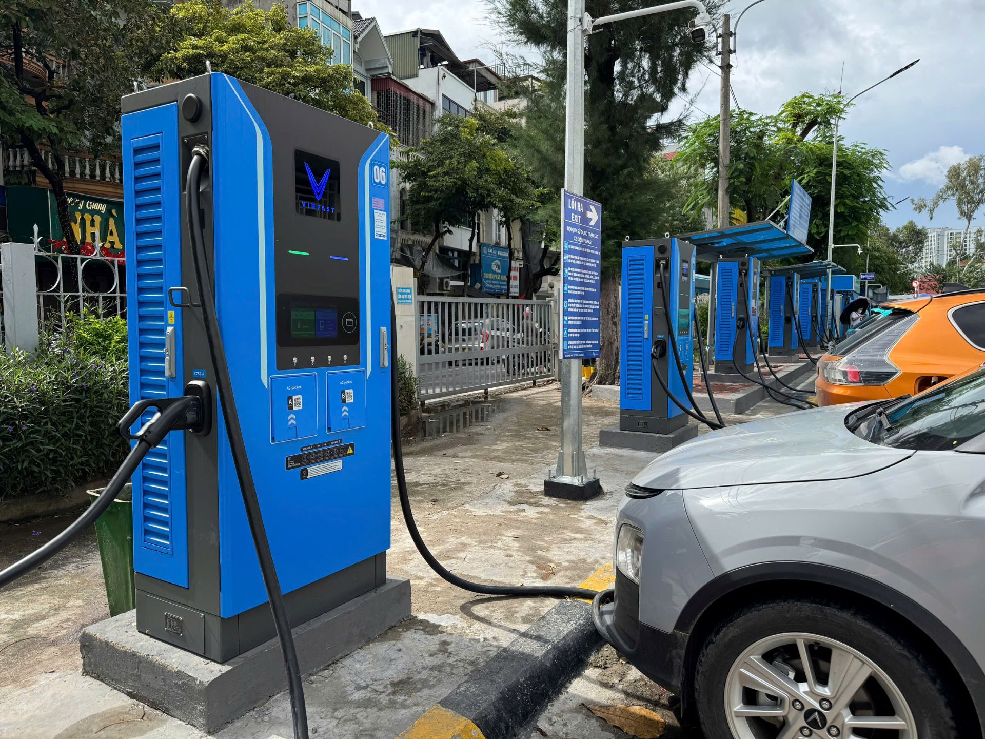 Mô hình trạm sạc tích hợp tại bến xe tạo thuận lợi cho tài xế dịch vụ