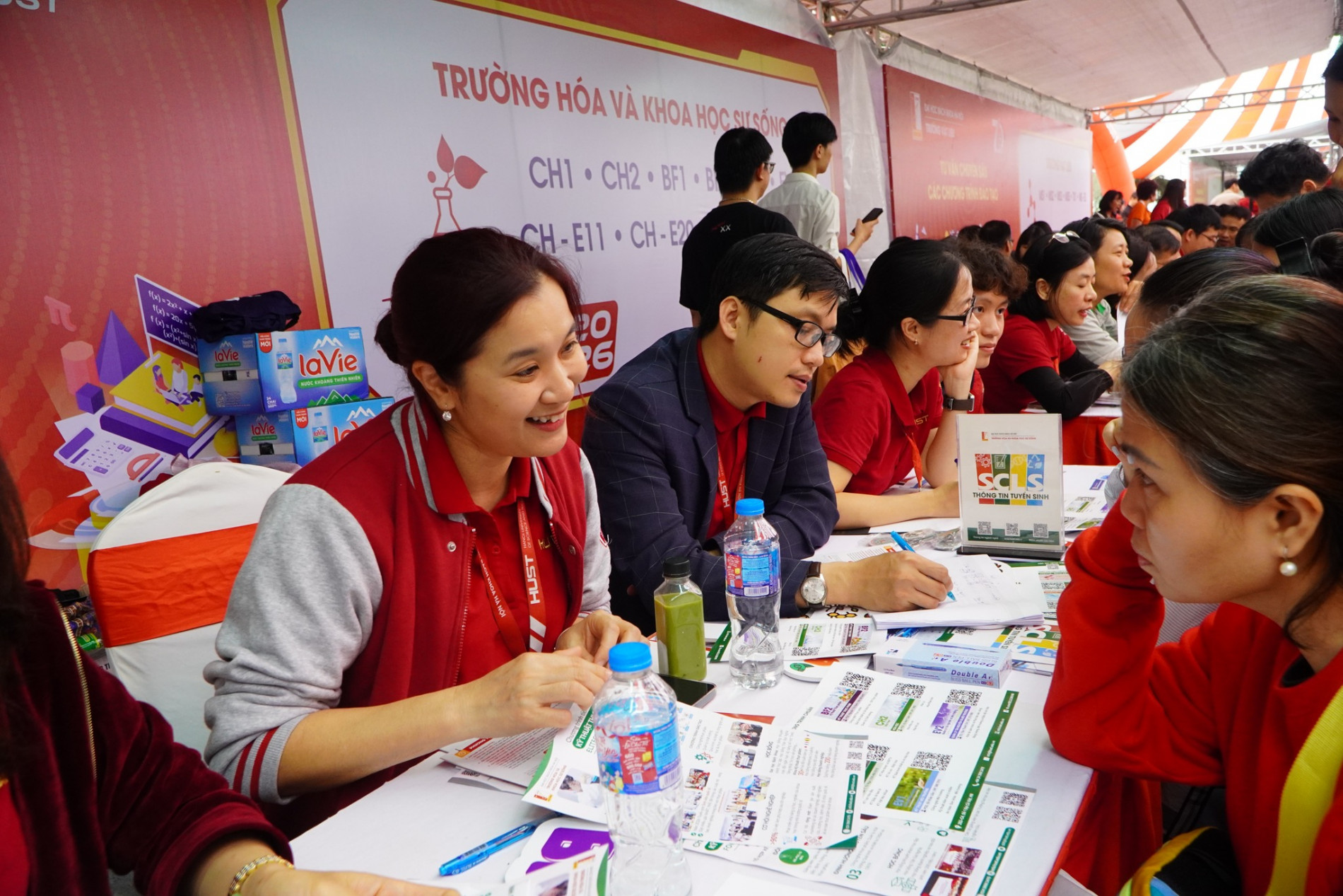 Rất nhiều phụ huynh,học sinh tìm đến các thầy, cô giáo Trường Hóa và Khoa học sự sống, Đại học Bách khoa Hà Nôi để tư vấn chuyên sâu về các ngành học có nền tảng Hóa học