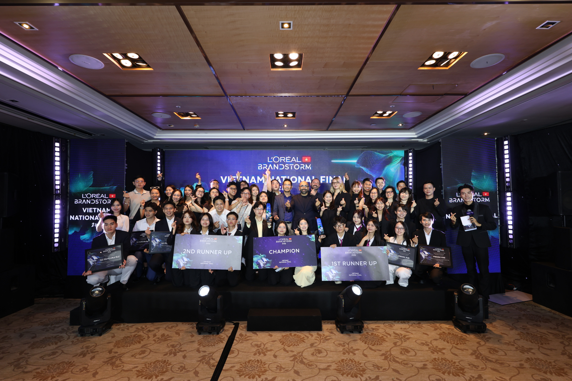 Các đội thi chụp cùng khách mời tham gia