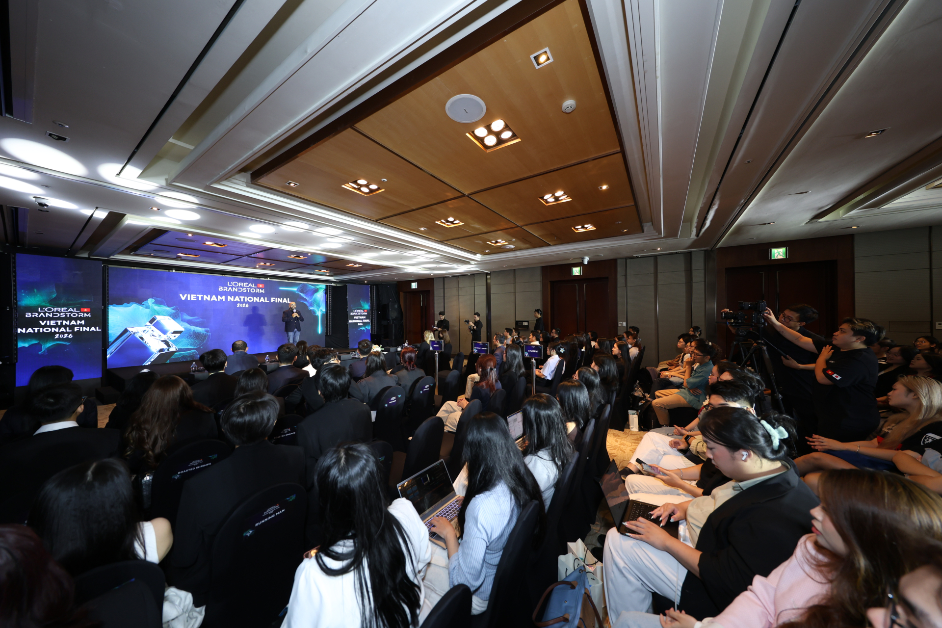 Không khí sự kiện