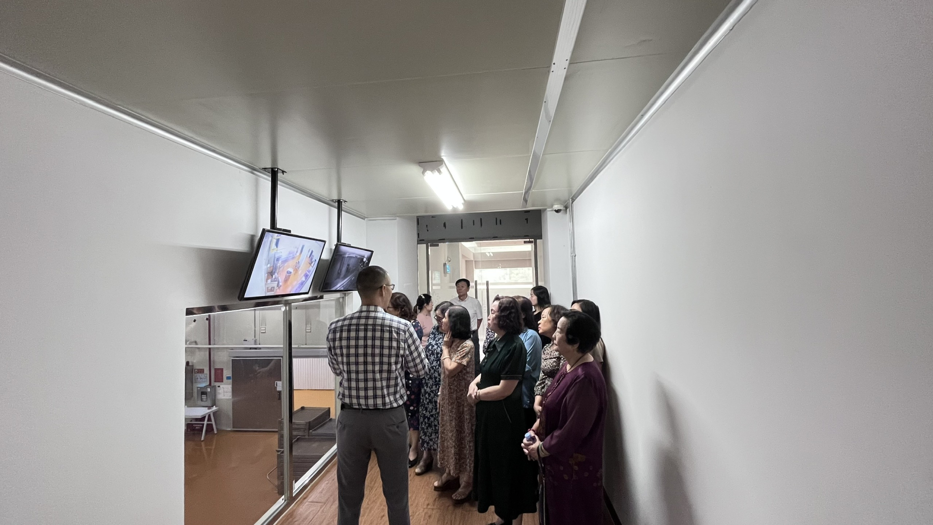 Thăm quan nhà máy