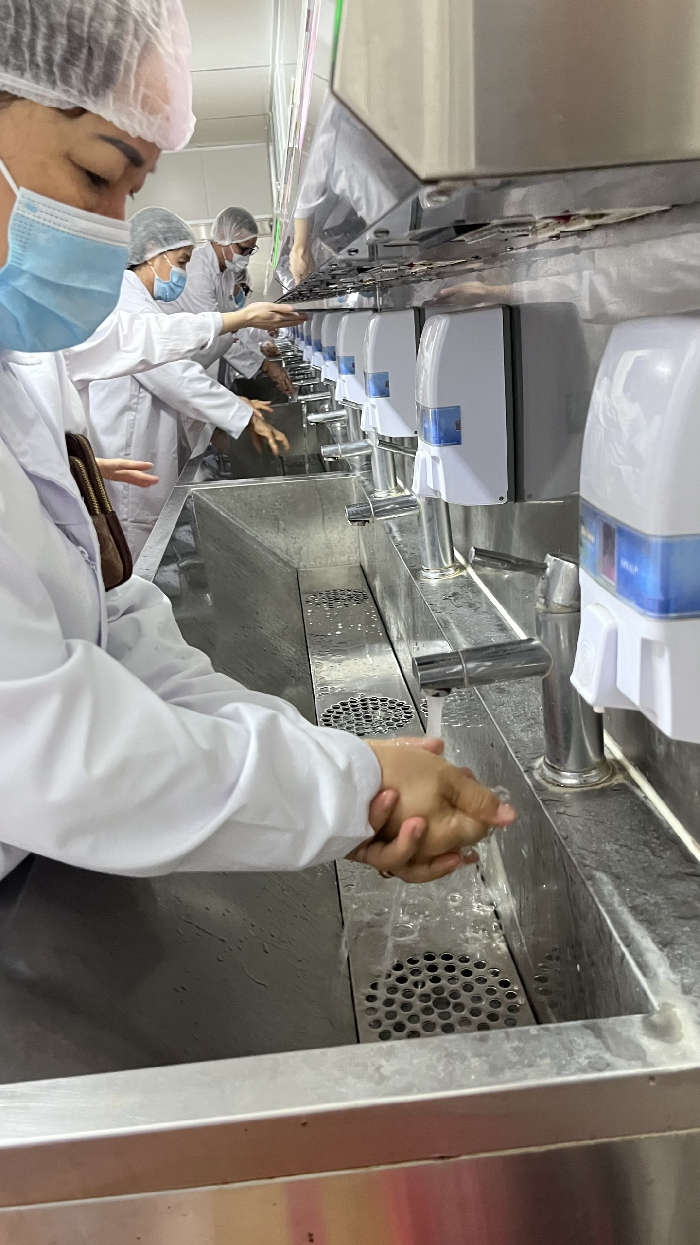 Thực hiện quy trình vệ sinh trước khi tham quan dây chuyền sản xuất