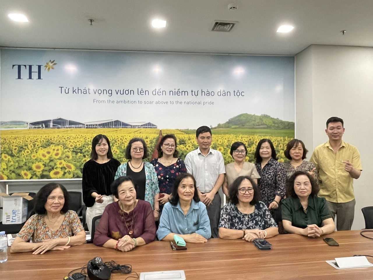 Tổng Giám đốc Nguyễn Hữu Nghĩa (đứng giữa) chụp ảnh lưu niệm cùng đoàn đại biểu Hội Nữ trí thức Việt Nam tại nhà máy.