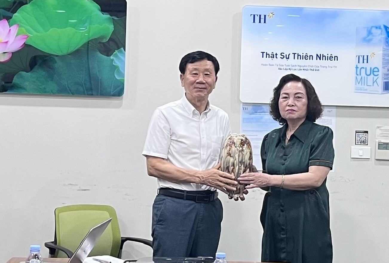 GS.TS Lê Thị Hợp, Chủ tịch Hội Nữ trí thức Việt Nam tặng quà lưu niệm cho đại diện lãnh đạo nhà máy.