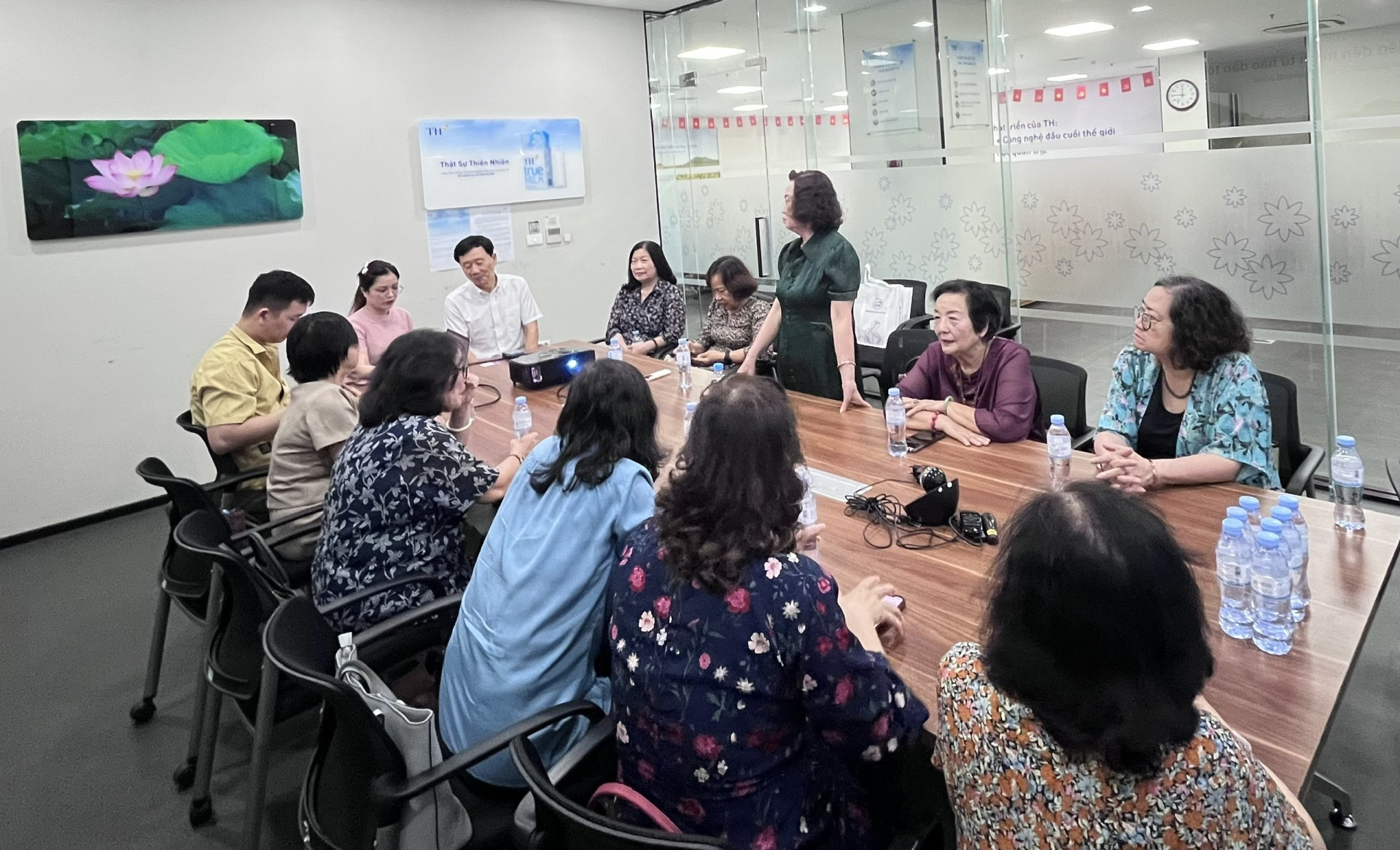 GS.TS Lê Thị hợp, Chủ tịch Hội nữ trí thức Việt Nam phát biểu tại buổi làm việc.