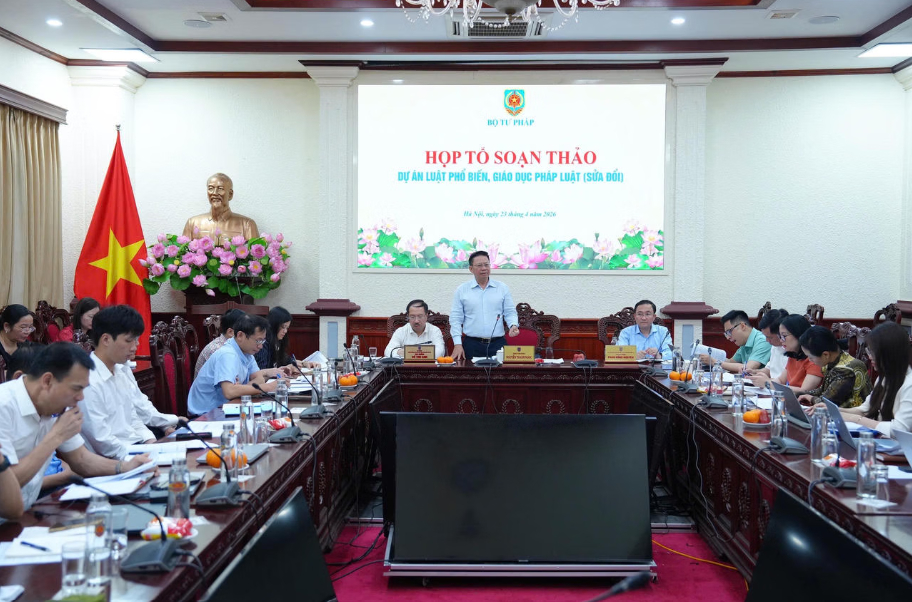 Thứ trưởng Bộ Tư pháp Nguyễn Thanh Ngọc, Tổ trưởng chủ trì cuộc họp Tổ soạn thảo Luật.