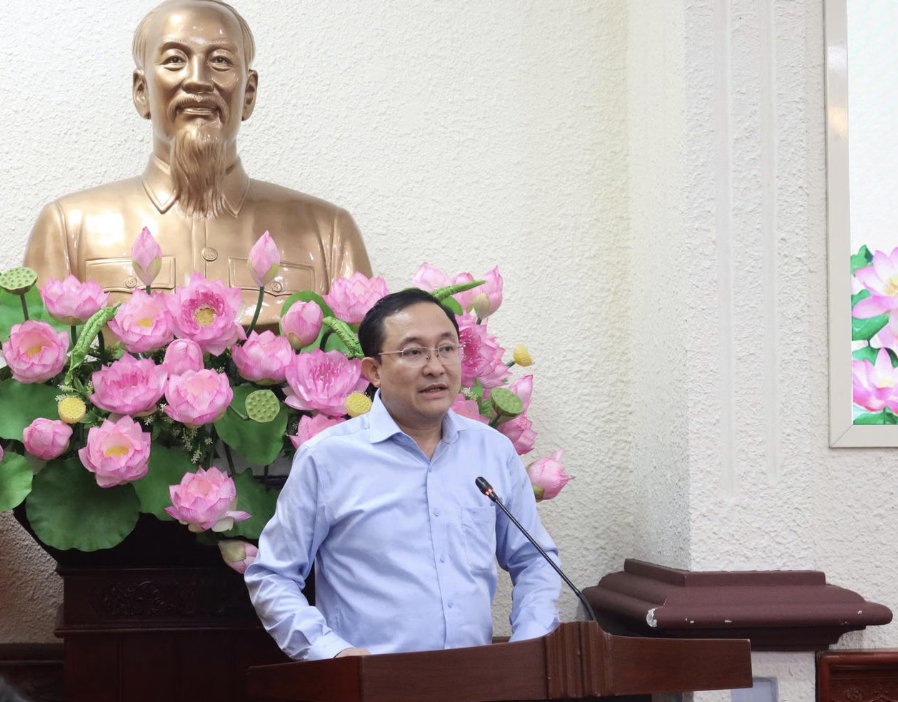 Phó Cục trưởng Cục PBGDPL và Trợ giúp pháp lý Phan Hồng Nguyên trình bày dự thảo Luật.