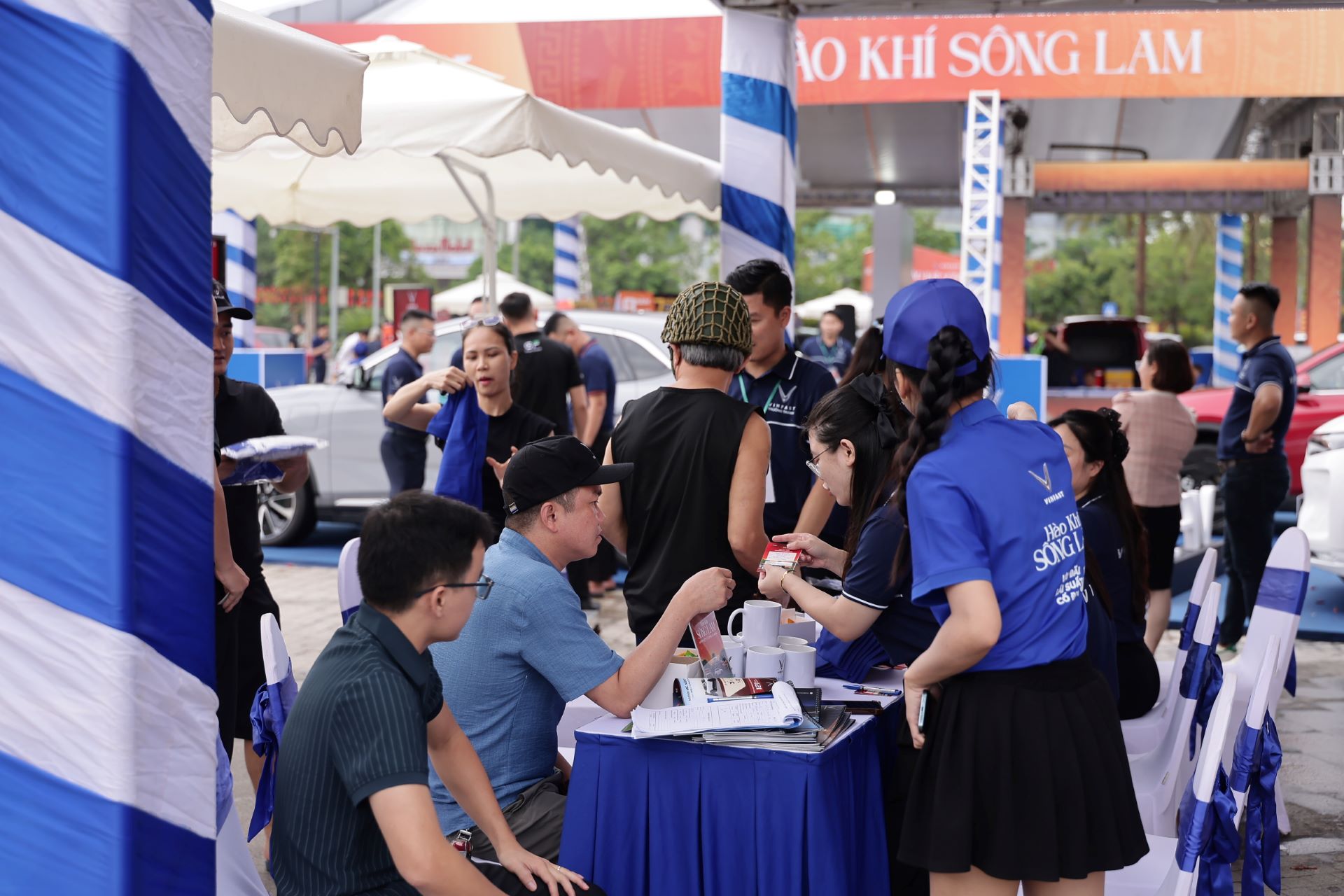 Dù trời mưa nhưng nhiều khách hàng ở Hà Tĩnh đã có mặt từ sớm để đăng ký tham gia lái thử các dòng xe VinFast.