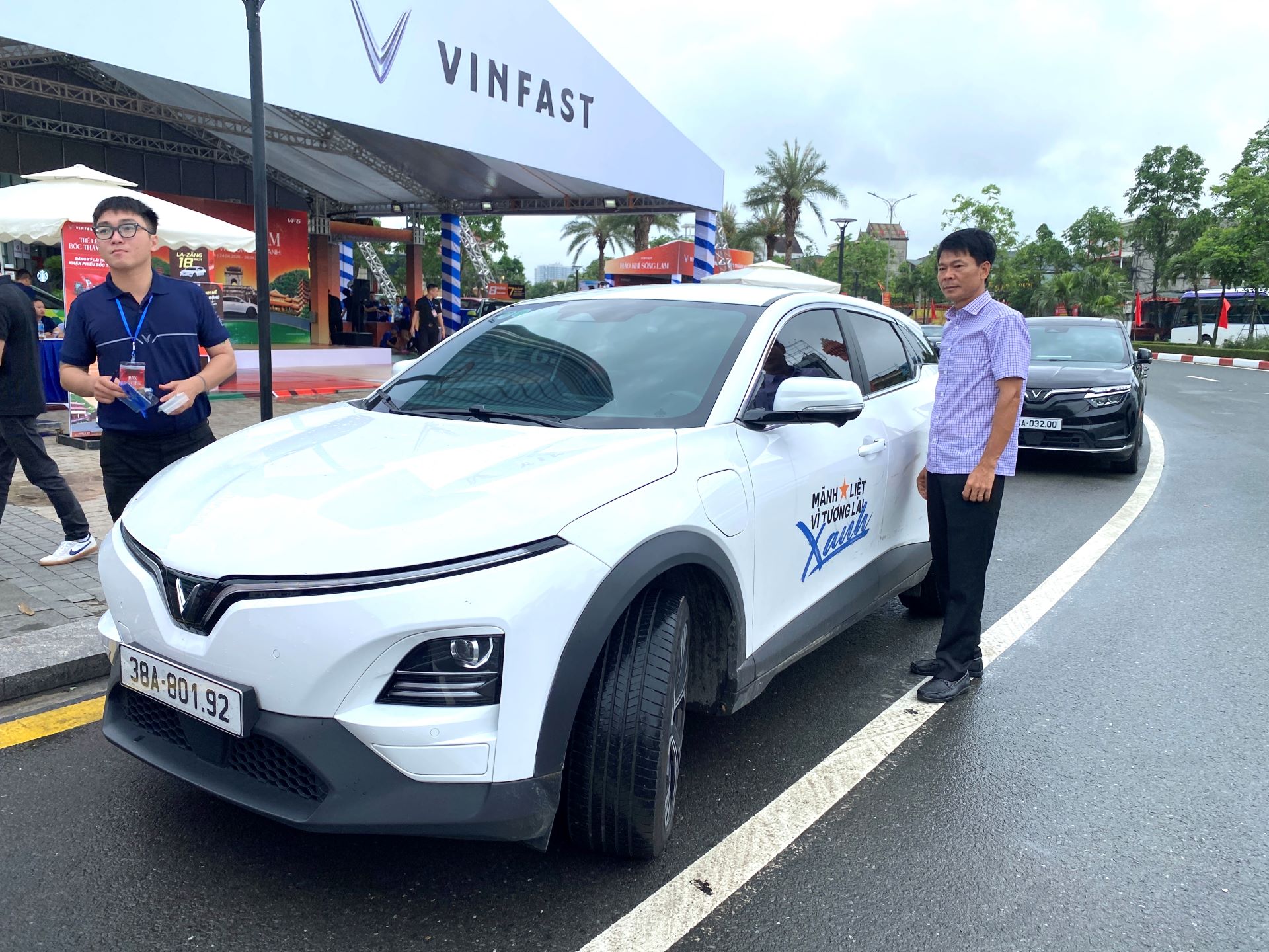 Sau một vòng lái thử, anh Trần Quốc Lành đánh giá xe VF 6 tăng tốc nhanh, cảm giác lái đầm, chắc chắn.