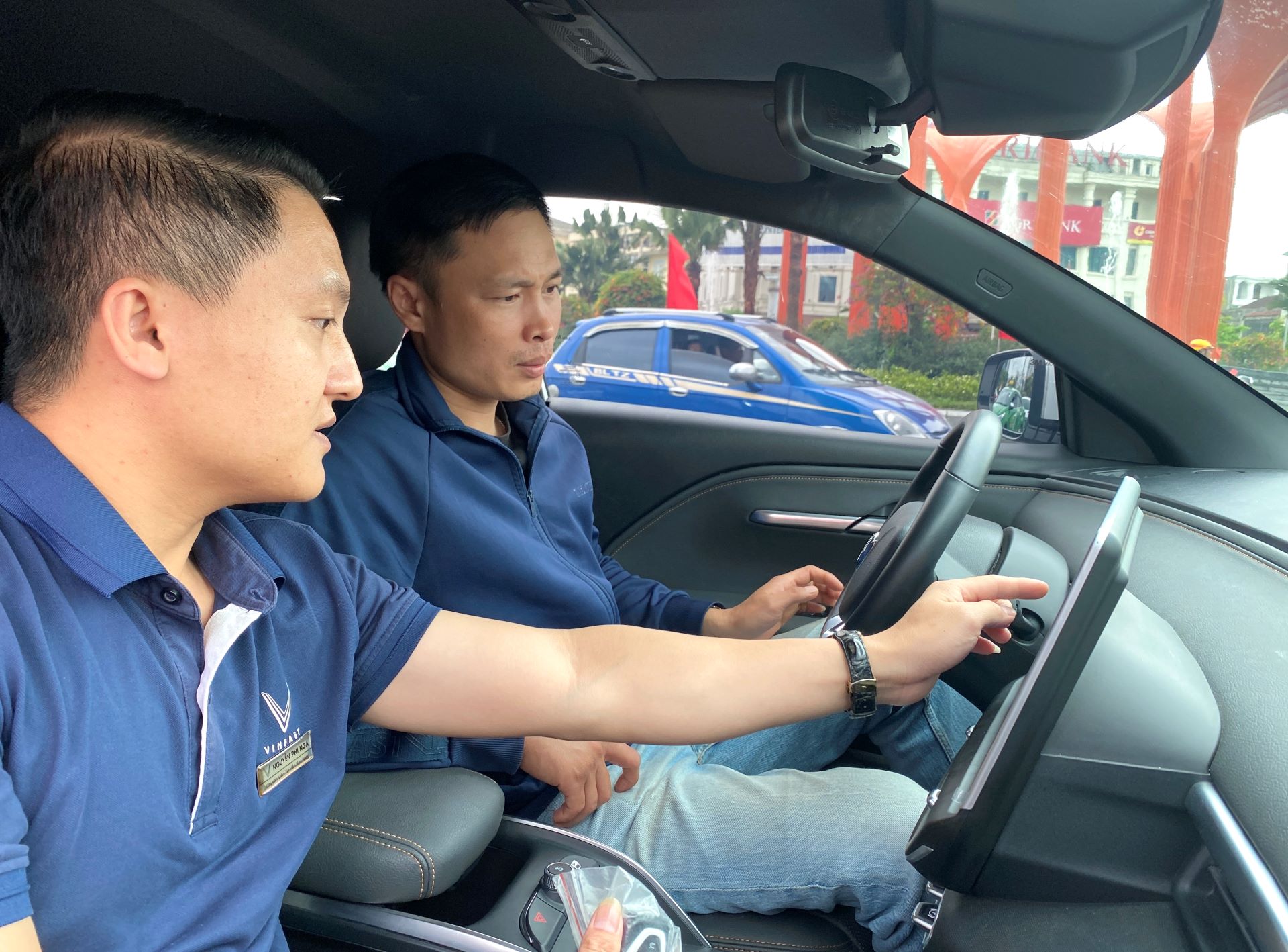 Anh Dương Hữu Đang đánh giá xe VF 6 hiện đại, vận hành êm ái, an toàn hơn xe xăng.