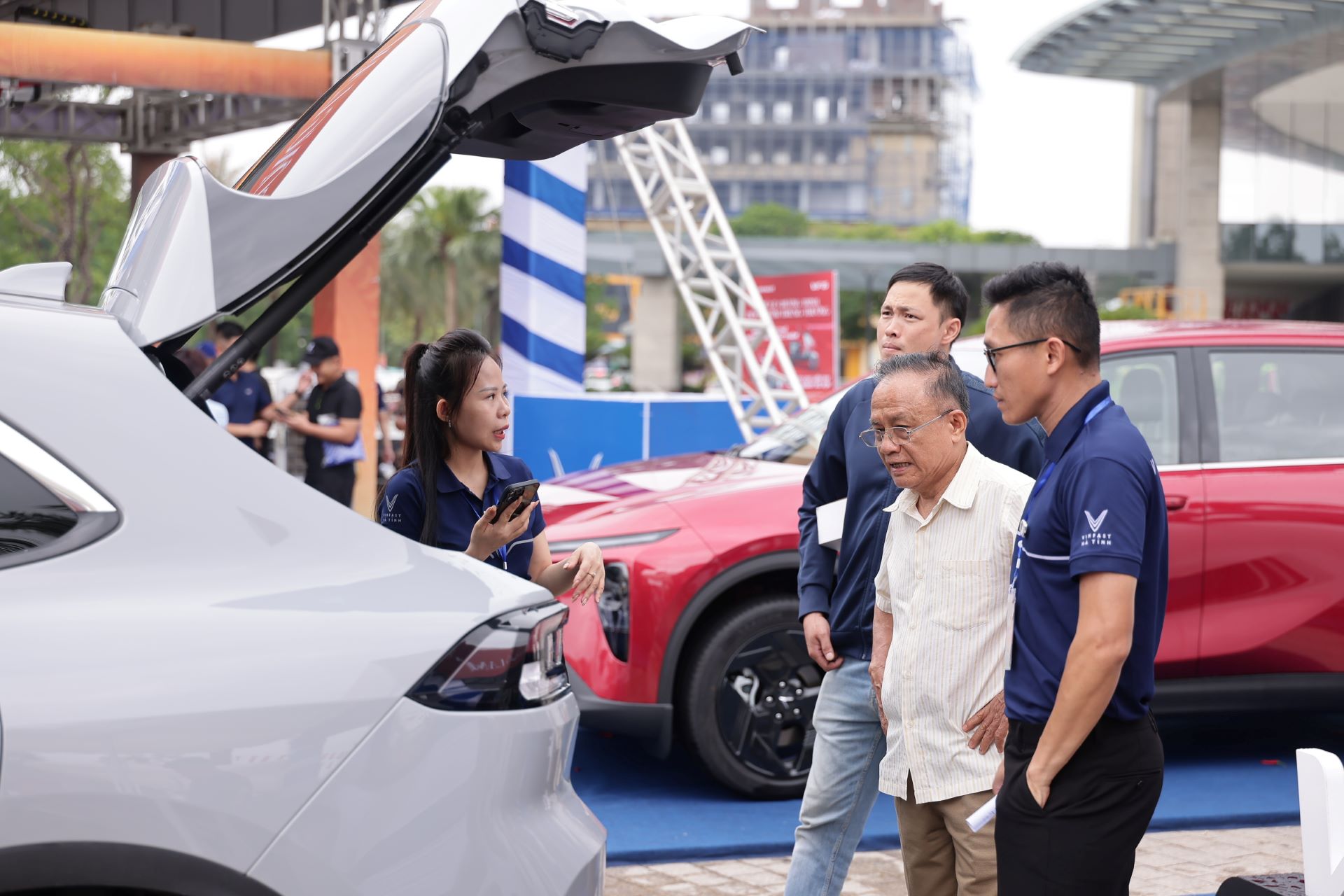 Ngoài VF 6, người dân Hà Tĩnh được trải nghiệm nhiều dòng xe điện gia đình và dịch vụ của VinFast tại sự kiện.