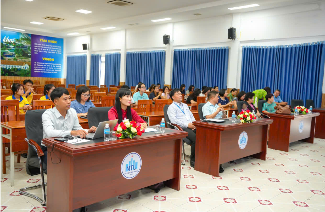 Các đại biểu dự tọa đàm