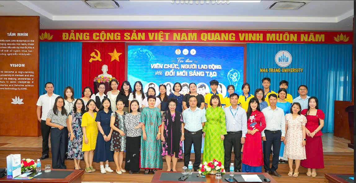 Các đại biểu dự tọa dàm chụp ảnh lưu niệm