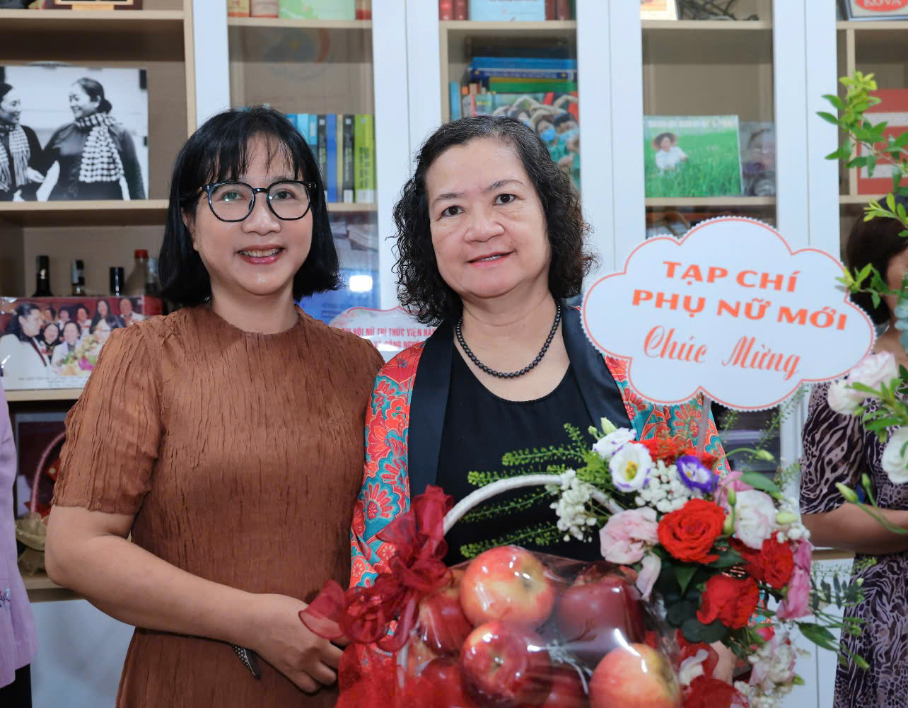 Nhà báo Chu Thị Thu Hằng, Tổng Biên tập Tạp chí Phụ nữ Mới, tặng hoa chúc mừng lễ ra mắt Viện Nghiên cứu và Ứng dụng Hóa sinh, Nông nghiệp và Môi trường (BioCHAE).