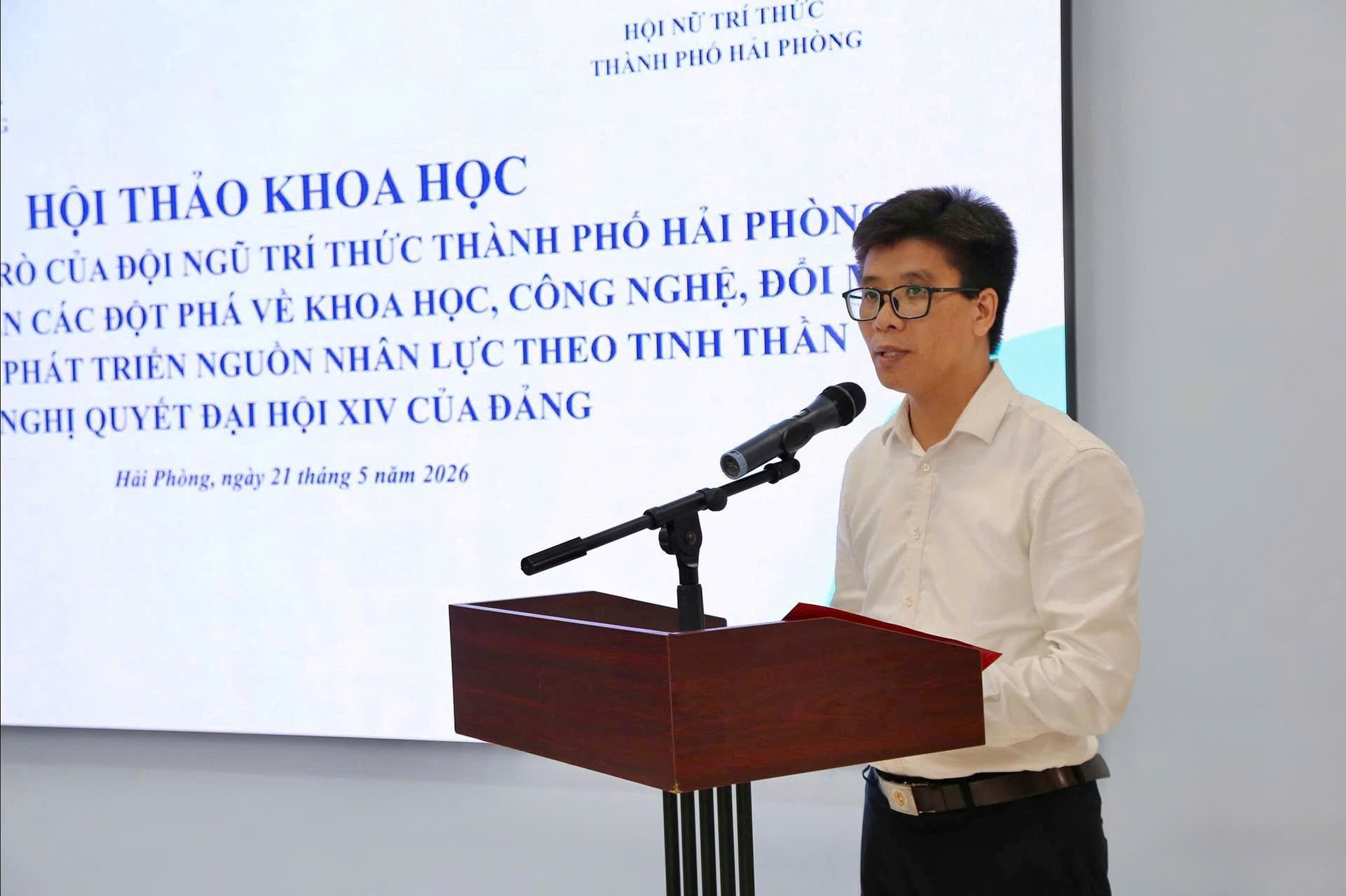 Thạc sĩ Nghiêm Xuân Tuấn, Phó Trưởng Ban Tuyên giáo và Dân vận Thành uỷ trình bày tham luận tại hội thảo