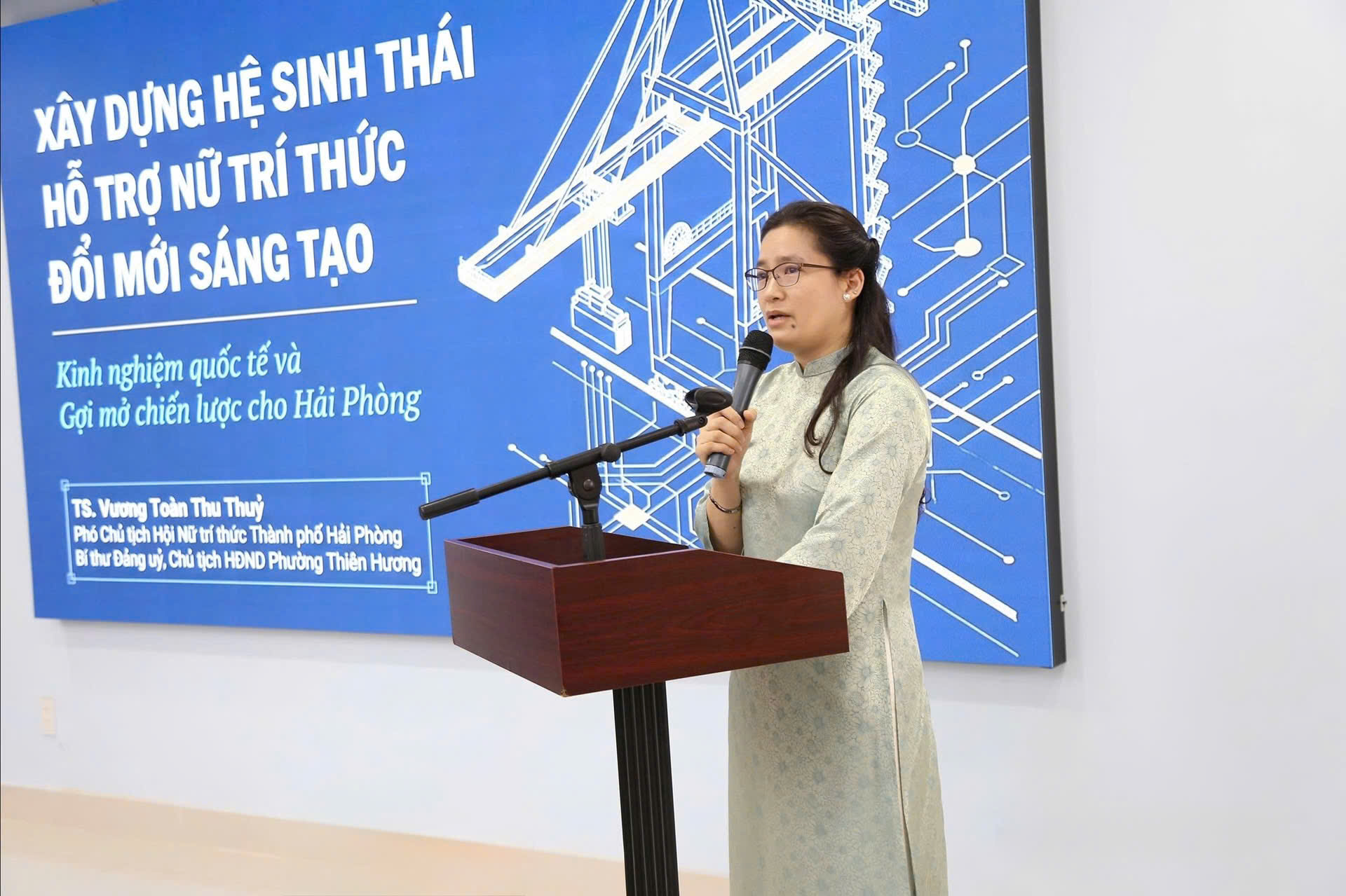 Tiến sĩ Vuơng Toàn Thu Thuỷ, Bí thư Đảng uỷ, Chủ tịch HĐND phường Thiên Hương phát biểu tại hội thảo.