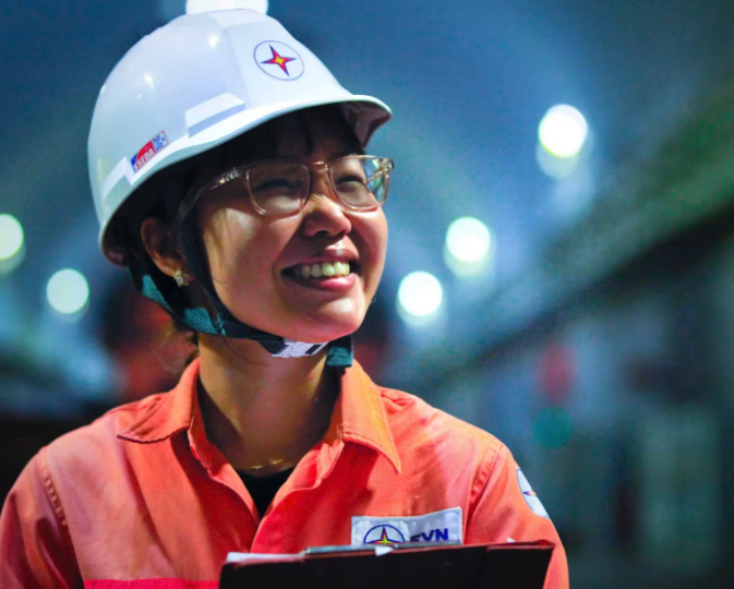 Nguyễn Thị Ngọc Mai-trưởng kíp trực đầu tiên của nhà máy Thủy điện Hòa Bình sau khi vượt qua kỳ thi trưởng ca cấp điện áp 500kV.