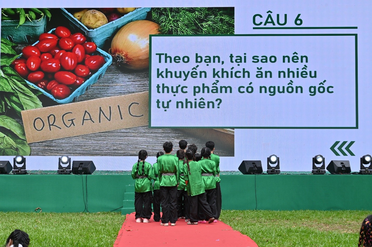 Vòng thi trả lời câu hỏi thu hút quan tâm người xem bổ sung thêm nhiều kiến thức bổ ích.