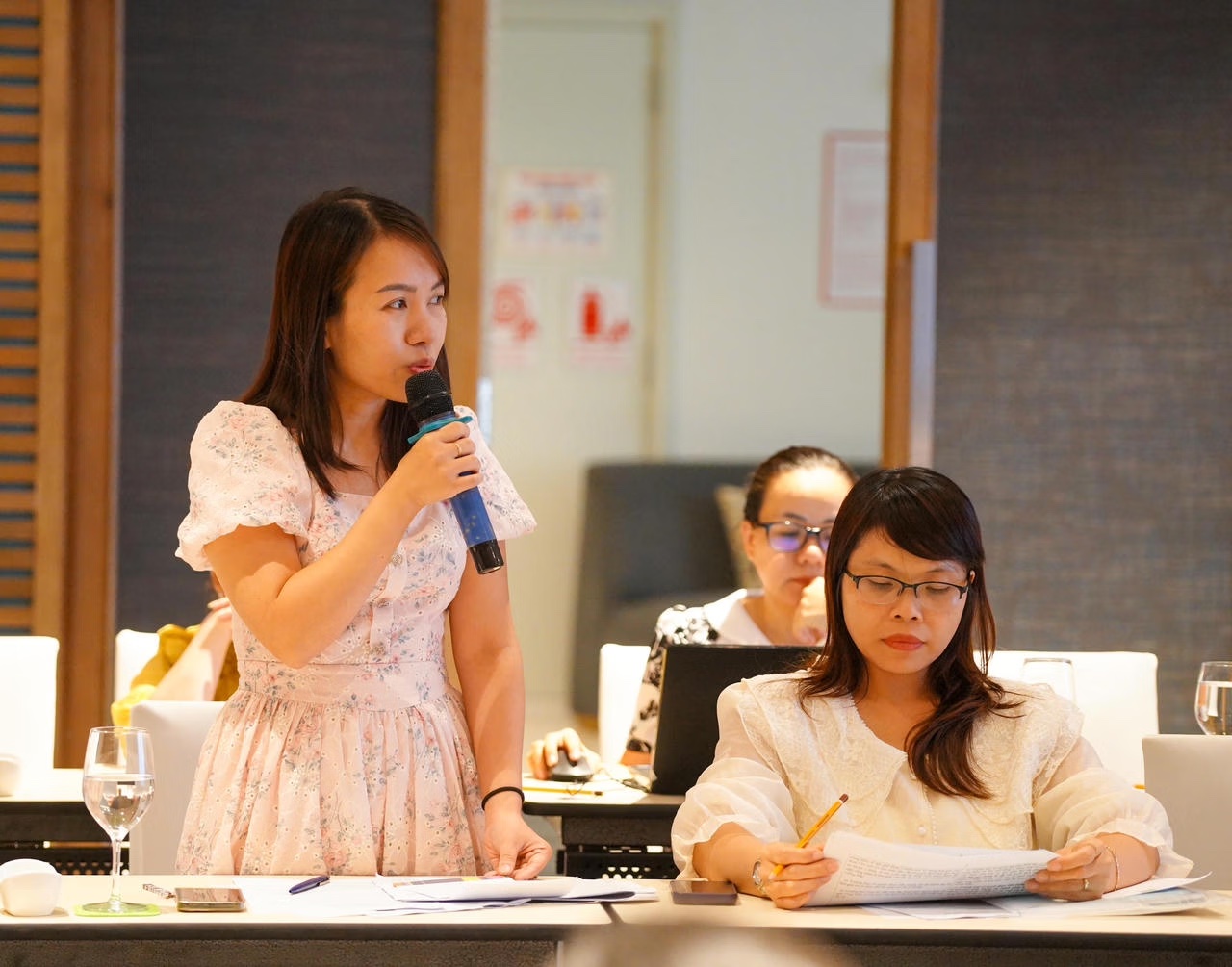 các đại biểu phát biểu đóng góp ý kiến.