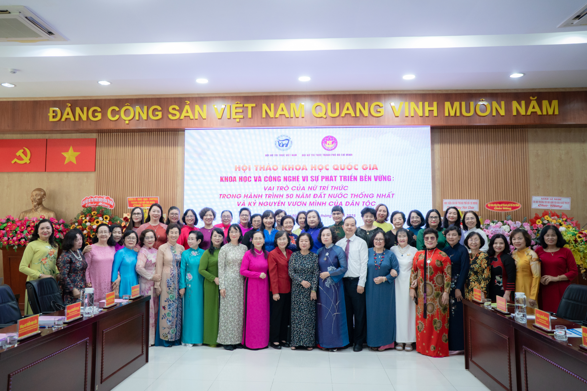 Các nhà khoa học nữ tham gia Hội thảo khoa học Quốc gia: