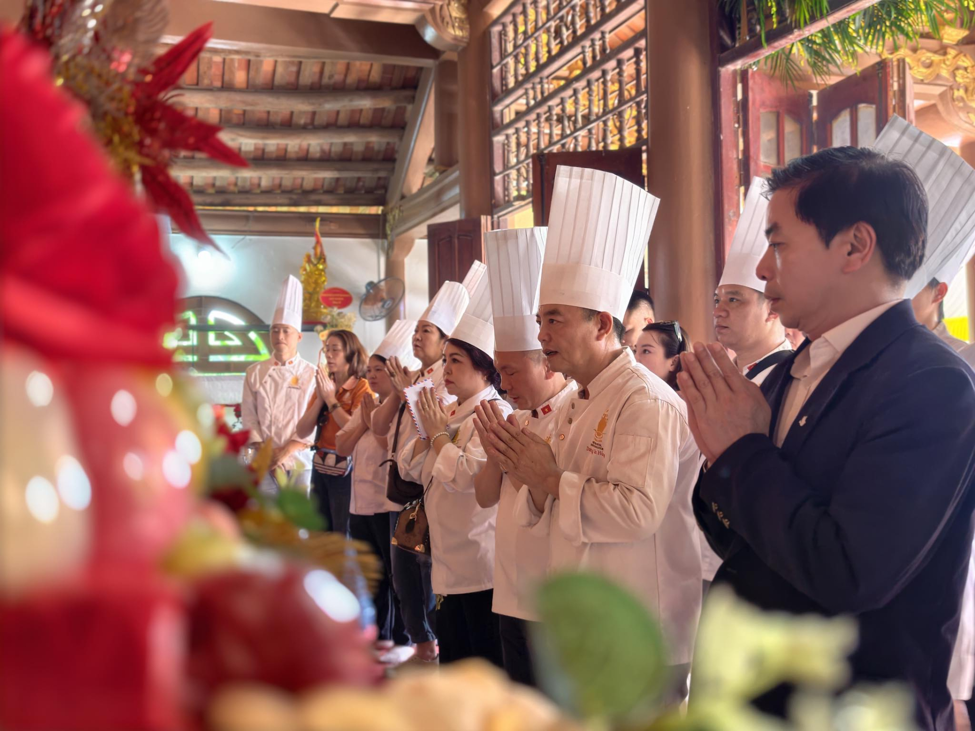 Các đại biểu dâng hương
