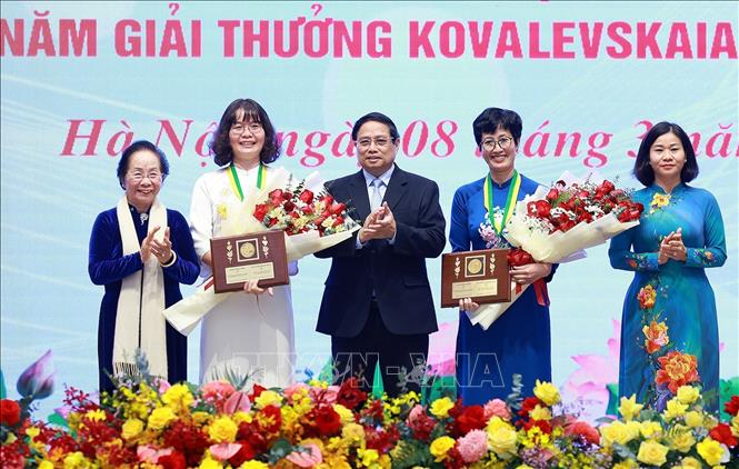 PGS.TS Nguyễn Minh Tân (thứ 2 từ phải) nhận Giải thưởng Kovalevskaia với những cống hiến trong khoa học giúp nâng tầm nông sản Việt
