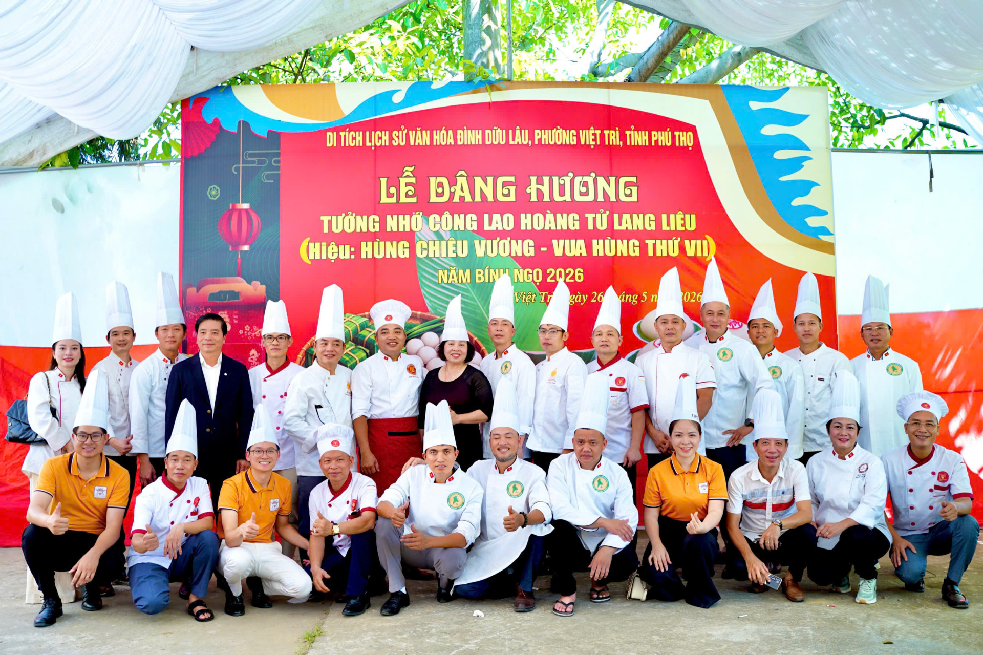 Các nghệ nhân ẩm thực, đầu bếp nhiều tỉnh thành trong cả nước chụp ảnh lưu niệm tại Lễ dâng hương.