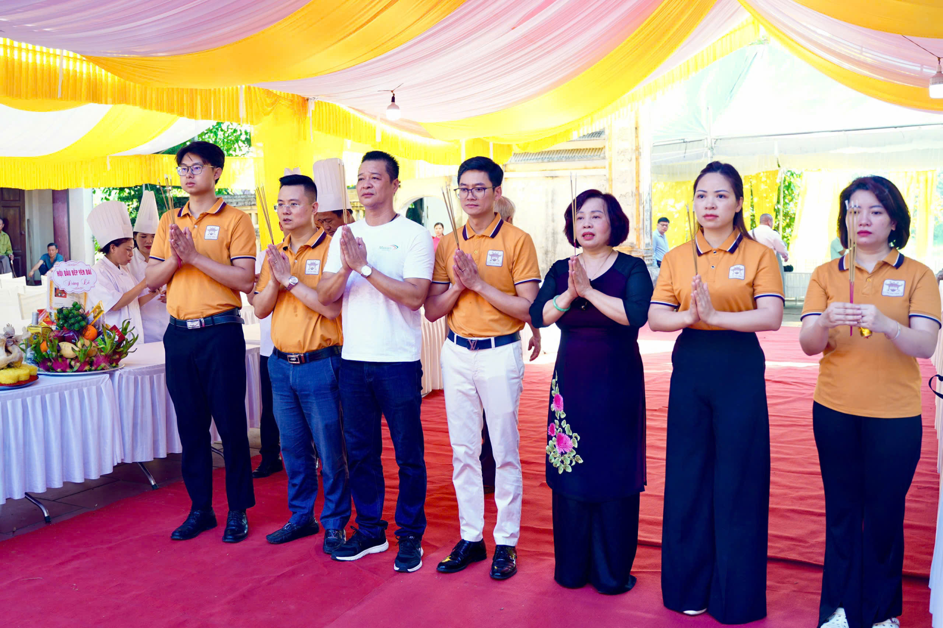 Nghệ nhân Lê Thị Thiết, Phó Chủ tịch Hiệp Hiệp Văn hóa Ẩm thực Việt Nam, Chủ tịch Hiệp hội Văn hóa Ẩm thực Ninh Binh ( thứ 3 từ phải) dâng hương tri ân công đức Hoàng tử Lang Liêu - Hùng Chiêu Vương tại Đình Dữu Lâu.