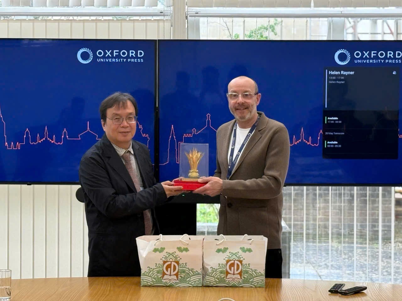 Ông Nguyễn Tiến Thanh - Tổng Giám đốc NXBGDVN trao tặng quà lưu niệm cho ông Richard Grazier - Giám đốc Kinh doanh và tiếp thị toàn cầu - đại diện lãnh đạo NXB Đại học Oxford