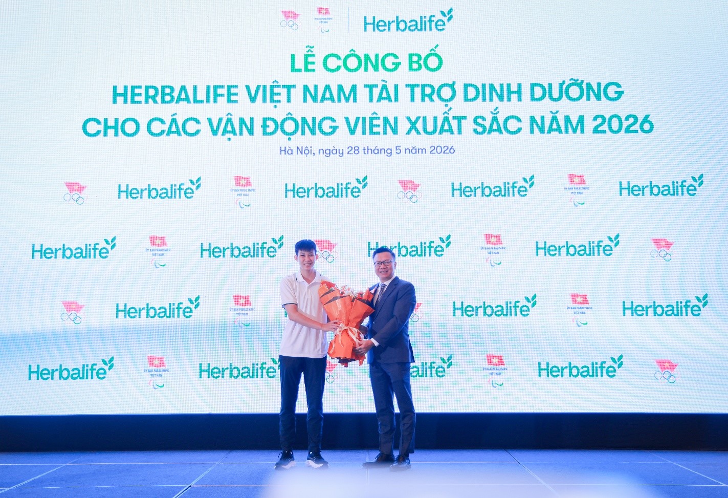 Ông Vũ Văn Thắng, Tổng Giám Đốc Herbalife Việt Nam và Campuchia tặng hoa cho VĐV cổ vũ tinh thần