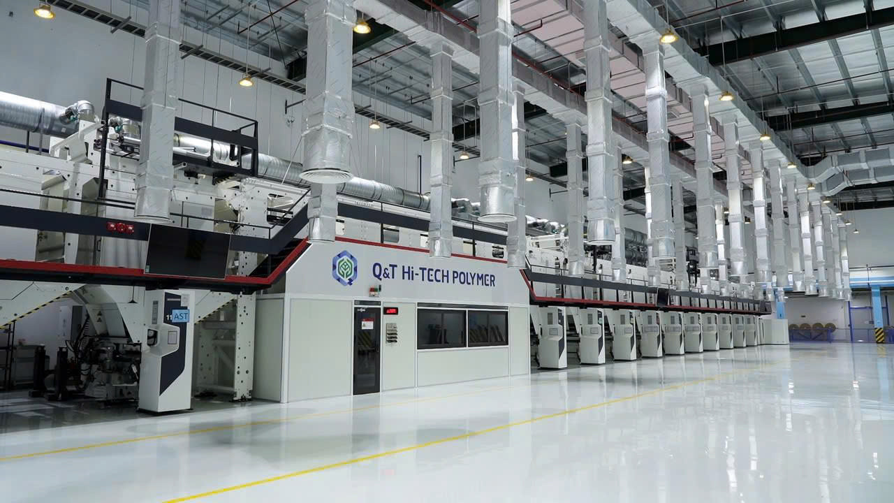 Tọa lạc tại KCN cao Láng-Hòa Lạc, Công ty Q&T có mức đầu tư 1.100 tỉ đồng, với máy móc và trang thiết bị hiện đại