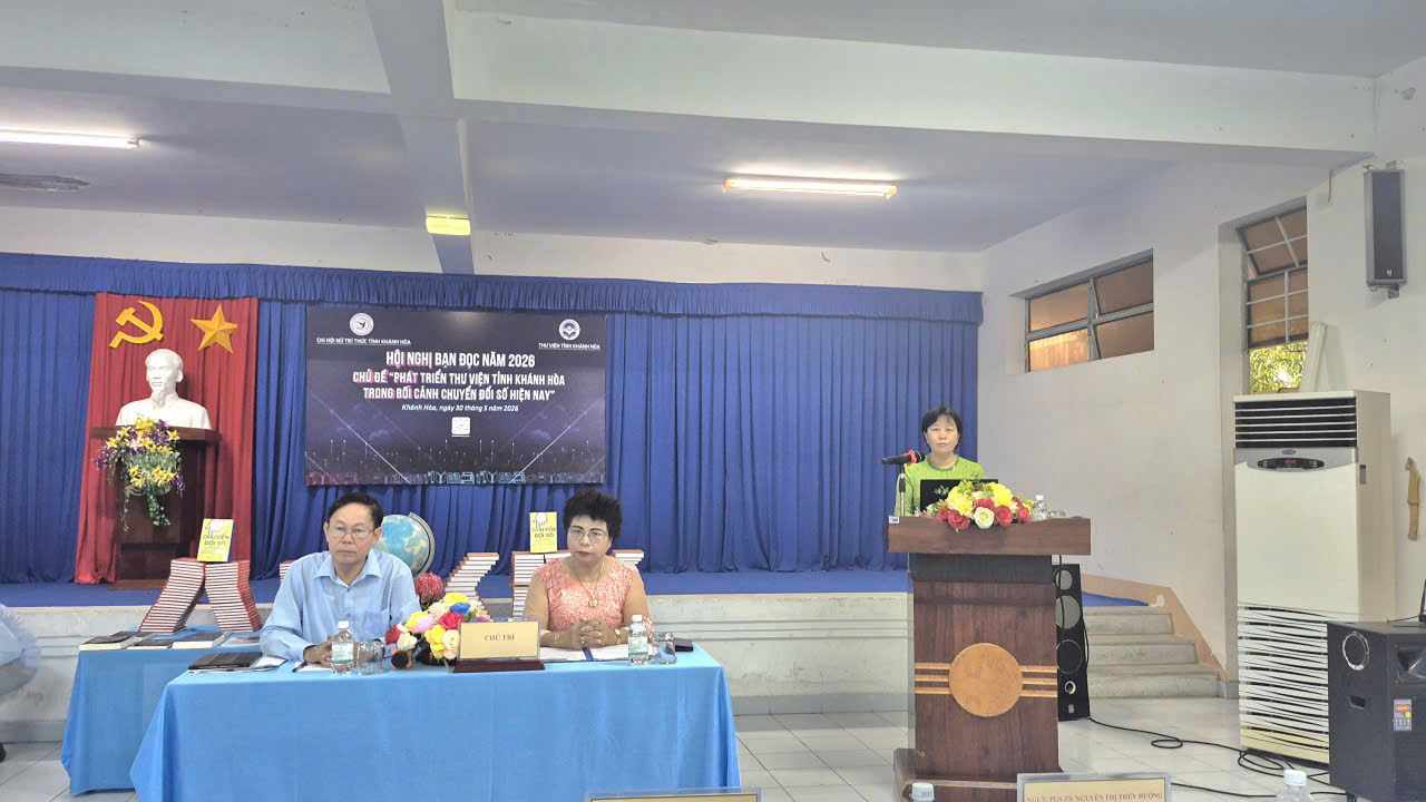 Bà Đinh Thị Ninh Trang, Phó Giám đốc Thư viện tỉnh Khánh Hòa tham luận
