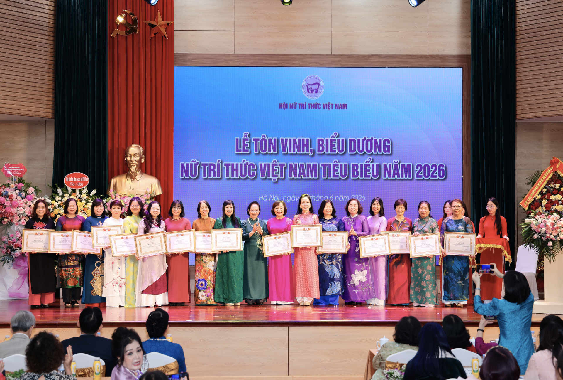 Tôn vinh những phụ nữ cống hiến bằng trí tuệ và khát vọng sáng tạo