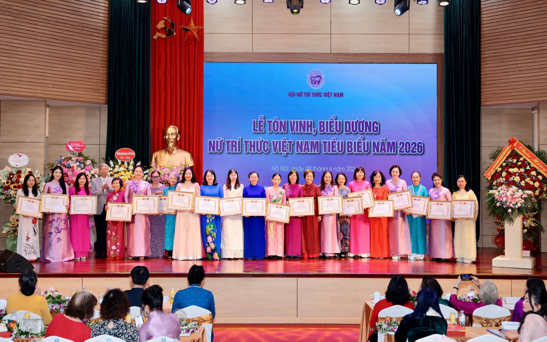 Các nữ trí thức tiêu biểu nhận bằng khen