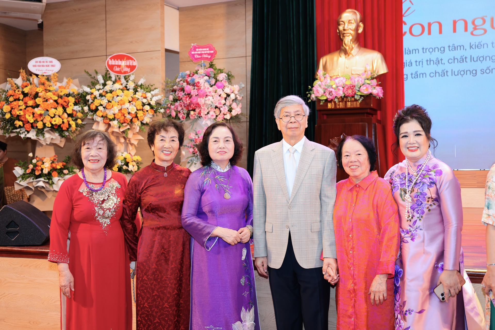 Các đại biểu chụp ảnh lưu niệm