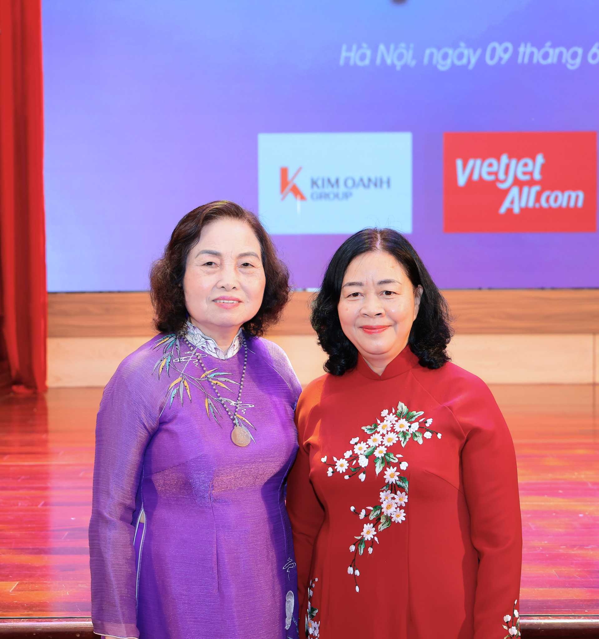 Bà Bùi Thị Minh Hoài, Ủy viên Bộ Chính trị, Bí thư Trung ương Đảng, Bí thư Đảng ủy MTTQ, các đoàn thể Trung ương, Chủ tịch UBTƯ MTTQ Việt Nam và GS.TS Lê Thị Hợp, Chủ tịch Hội Nữ trí thức Việt Nam.