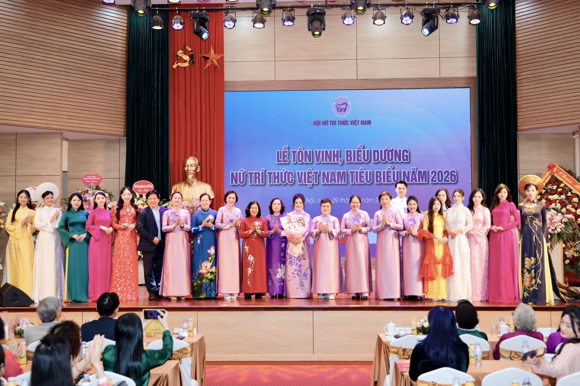 Bà Bùi Thị Minh Hoài, Ủy viên Bộ Chính trị, Bí thư Trung ương Đảng, Bí thư Đảng ủy MTTQ, các đoàn thể Trung ương, Chủ tịch UBTƯ MTTQ Việt Nam và GS.TS Lê Thị Hợp, Chủ tịch Hội Nữ trí thức Việt Nam tặng hoa cảm ơn NSND Lệ Ngọc và các nghệ sĩ tham gia chương trình.