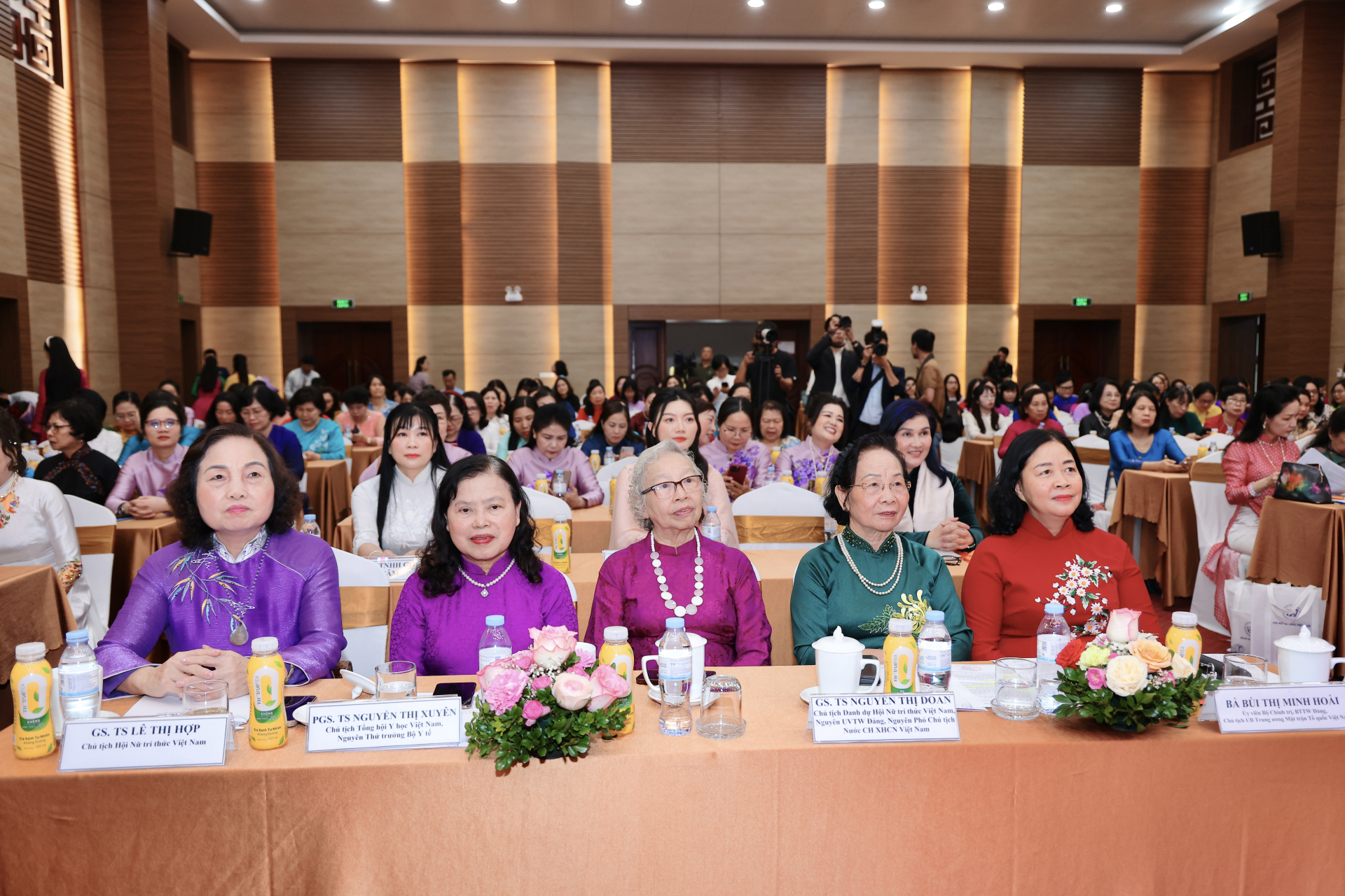 Bà Bùi Thị Minh Hoài (bìa phải), Ủy viên Bộ Chính trị, Bí thư Trung ương Đảng, Bí thư Đảng ủy MTTQ, các đoàn thể Trung ương, Chủ tịch UBTƯ MTTQ Việt Nam; bà Nguyễn Thị Doan (thứ 2 từ phải sang), nguyên Ủy viên TƯ Đảng, nguyên Phó Chủ tịch nước, Chủ tịch danh dự Hội Nữ trí thức Việt Nam và các đại biểu tham dự buổi lễ