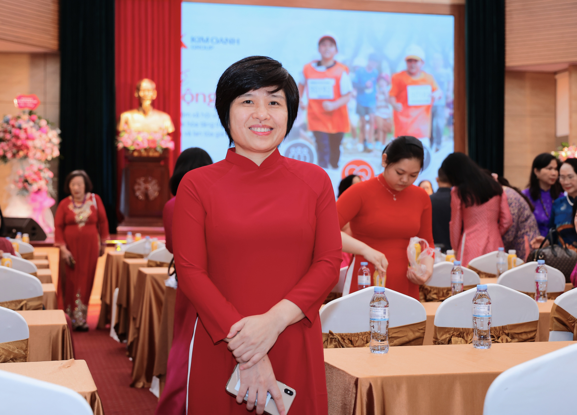 TS. Vũ Thị Thu Hà, Phó Chủ tịch Hội Khoa học Công nghệ Xúc tác và Hấp phụ Việt Nam (nhiệm kỳ 2025–2030), Giám đốc Phòng thí nghiệm trọng điểm quốc gia về Công nghệ lọc, hóa dầu (Keylab PRT), Phó Viện trưởng Viện Hóa học Công nghiệp Việt Nam.