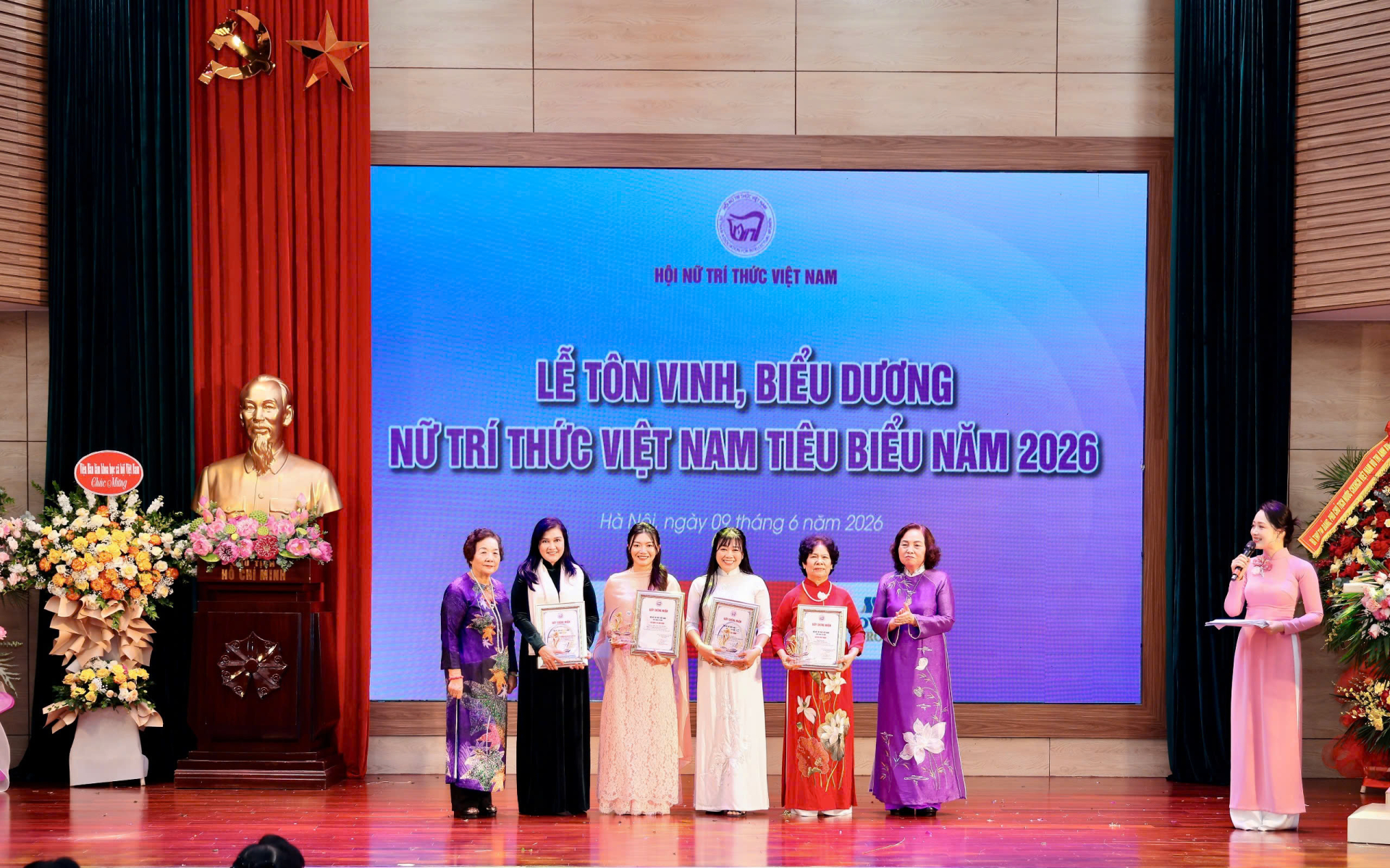 Ban Tổ chức tặng hoa Nhà tài trợ
