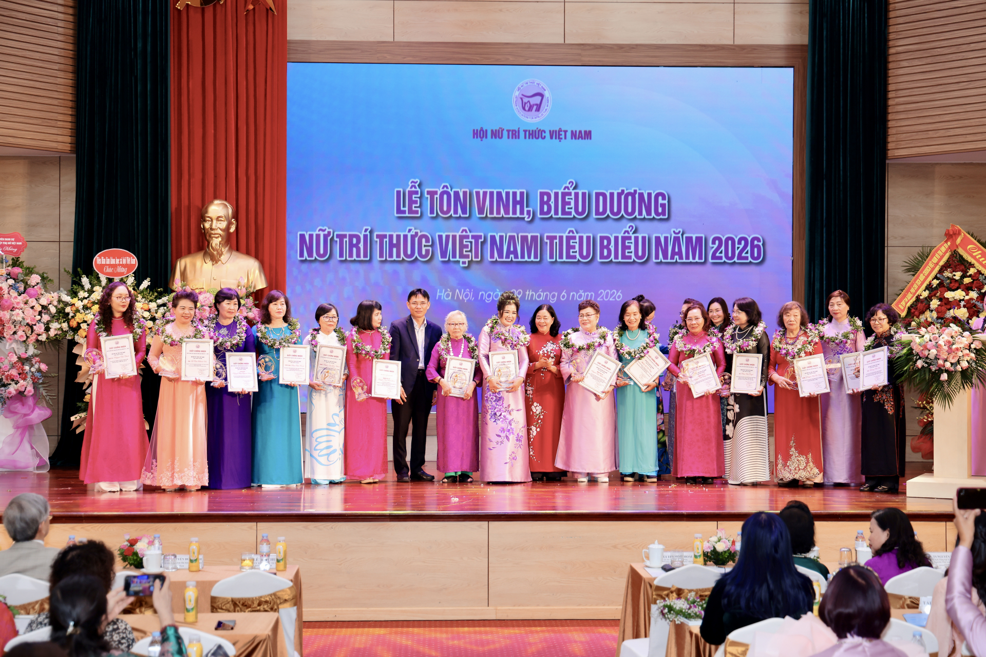 Bà Bùi Thị Minh Hoài, Ủy viên Bộ chính trị, Chủ tịch Ủy ban TW Mặt trận tổ quốc Việt Nam; GS.TS. Trần Hồng Thái, Ủy viên TW Đảng, Chủ tịch Viện Hàn lâm Khoa học Công nghệ Việt Nam và bà Lê Thị Thủy, Ủy viên Trung ương Đảng, Chủ tịch Hội LHPN Việt Nam tặng giấy chứng nhận, biểu trưng và hoa cho các nữ trí thức tiêu biểu được tôn vinh.