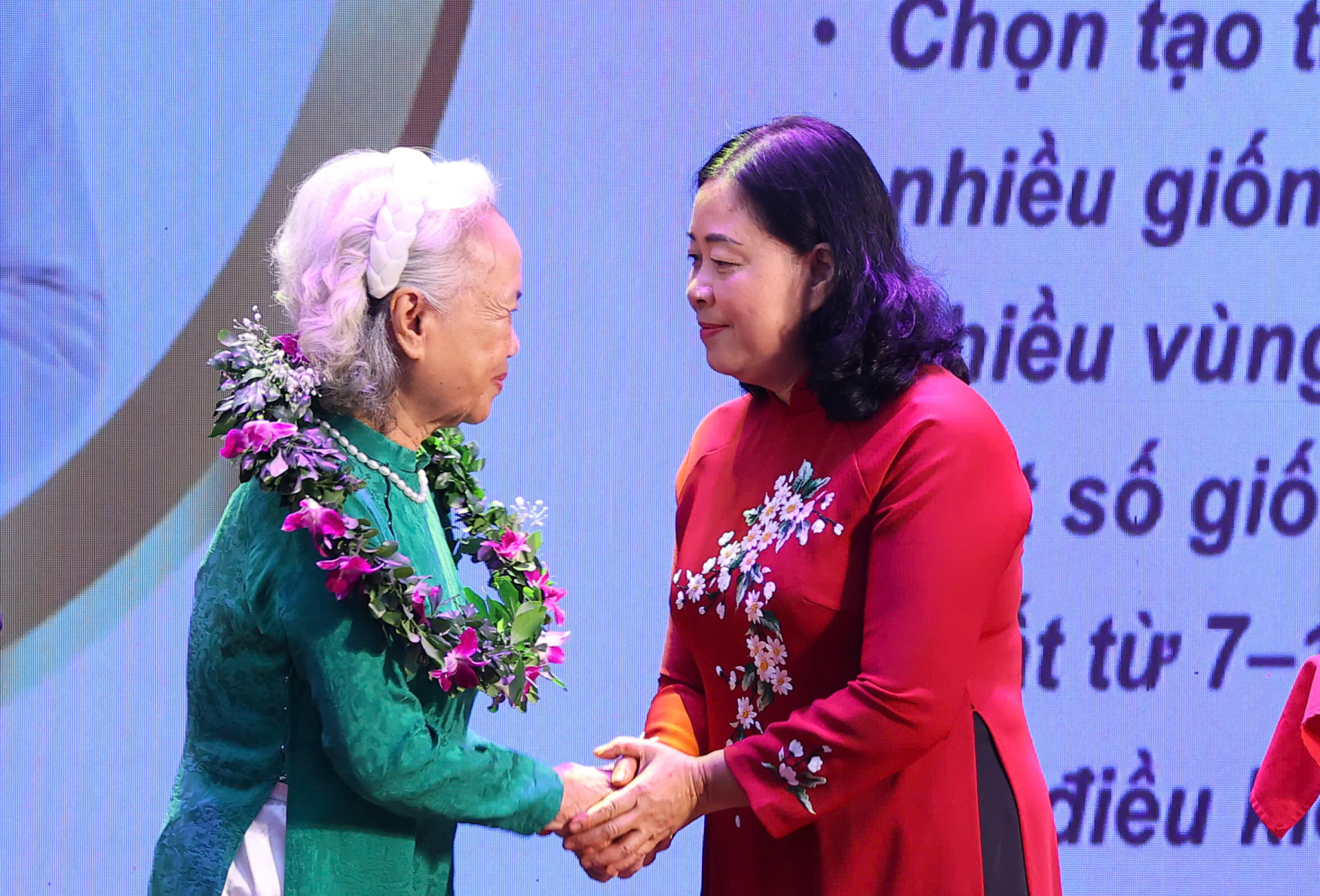 Bà Bùi Thị Minh Hoài (bìa phải), Ủy viên Bộ Chính trị, Bí thư Trung ương Đảng, Bí thư Đảng ủy MTTQ, các đoàn thể Trung ương, Chủ tịch UBTƯ MTTQ Việt Nam chúc mừng PGS.TS. AHLĐ. Nguyễn Thị Trâm - Chủ tịch Hội đồng Khoa học của Viện Nghiên cứu và Phát triển cây trồng (Học viện Nông nghiệp Việt Nam tại lễ tôn vinh.