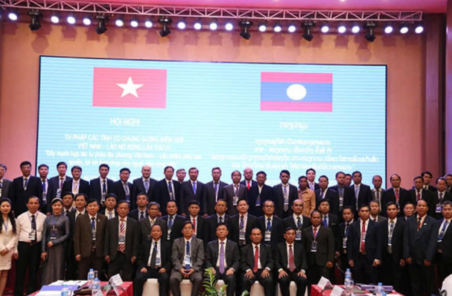 Các đại biểu chụp ảnh lưu niệm tại Hội nghị Tư pháp các tỉnh có chung đường biên giới Việt Nam – Lào mở rộng lần IV với chủ đề “Đẩy mạnh hợp tác tư pháp địa phương Việt Nam – Lào nhằm đảm bảo quyền, lợi ích hợp pháp cho người dân vùng biên”.