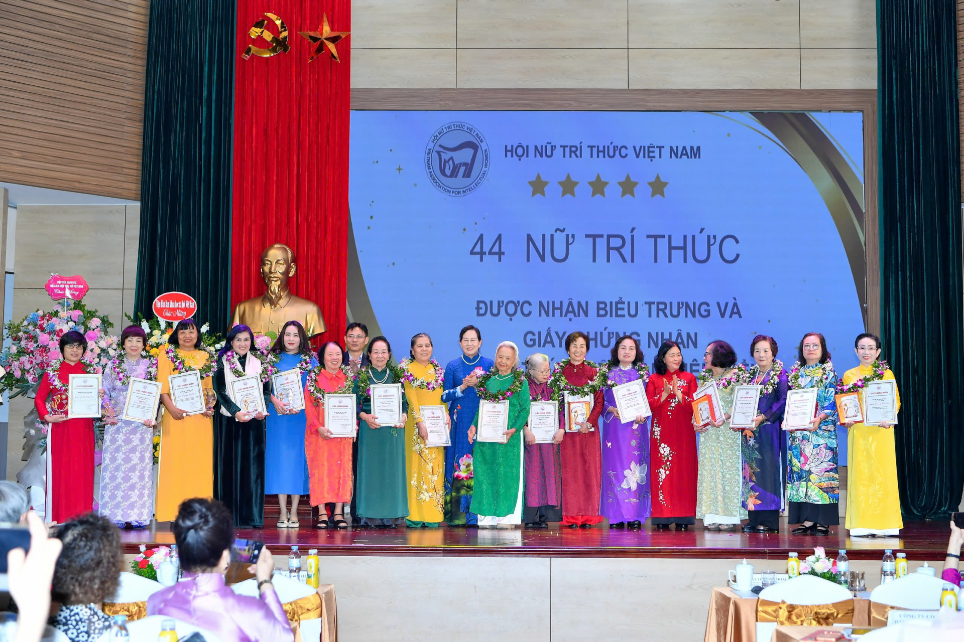 GS.TS Nguyễn Thị Lang (thứ 3 từ trái) là 1 trong 43 nữ trí thức tiêu biểu được tôn vinh tại Lễ Tôn vinh và Biểu dương Nữ trí thức tiêu biểu năm 2026.